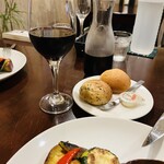 ボン・ボヌール - 赤ワイン（デカンタ）とパン