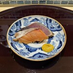 鮨 富海 - カツオとマスの藁焼き