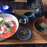 すず - 海鮮丼御膳。海鮮丼に麦とろも乗ってます。