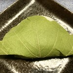 花京院市場 - 緑の柏の葉っぱが綺麗！