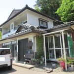 壱弐参 CAFE - 右側のガラス扉が入口
