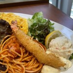 須田町食堂 - 海老フライ、スパゲッティ、サラダ、ポテトサラダのアップ