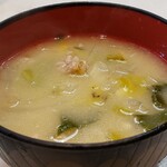 まるやま食堂 - 味噌汁(キャベツ、わかめ等が入ってて旨い)