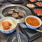 熟成焼肉 いちばん - 料理写真:焼肉、ご飯とキムチ、ユッケジャンスープ