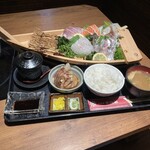 夢向船 - で、船がカッコいい刺身定食にした