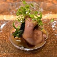 肉割烹 肉かぶく - 藁（ワラ）で燻した和牛タンのコンフィと焼き野菜