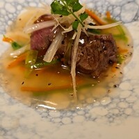 肉割烹 肉かぶく - ウチモモのたたき　春野菜の温かいテールスープ餡掛け針生姜