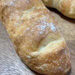 Boulangerie Riviere - アリコスティック。甘いうぐいす豆入りのパン