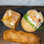 スノパン - バインミー¥280    さくさくアップルパイ¥340  四角いのが、マンゴーカスタード¥260 マンゴーカスタードうまし❣