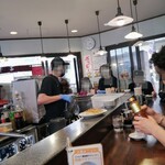 Tenryuu - 活気ある店内　外野のお姉ちゃんの客捌きが上手い