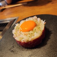 焼肉うしごろ 西麻布本店 - 甘エビとお肉のユッケ。この後混ぜてくれます。
