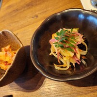 焼肉うしごろ 西麻布本店 - ナムルとキムチ。キムチは白菜の甘みの後にピリ、っとくる。