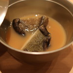 三谷 - 三重産 鮑 に 馬糞雲丹のスープ、　一歩己 うすにごり で　(2014/02)