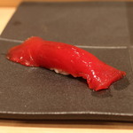 三谷 - 鮪のヅケ　Meursault 1er Cru 2007 Sous le Dos D'ane で　(2014/02)