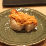 三谷 - 奥尻島の赤雲丹ご飯 と 帆立、　Meursault 1er Cru 2007 Sous le Dos D'ane で　(2014/02)