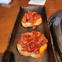 生粋 - ブルスケッタで食べるユッケ。フランスパン部分は網で香ばしく焼いてくれます