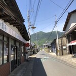 桜井菓子店 - 新緑の筑波山が見える街道沿いにあります。