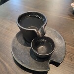 満月 - 東一（純米酒）。酒器がお洒落ですね。