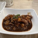 赤白 - 牛すじとトリッパの煮込み赤ワイン八丁味噌ソース（420円）