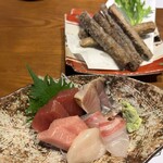 創作居酒屋 ごほうび - 刺身盛り合わせ１人前８５０円　ごぼうの竜田揚げ５５０円