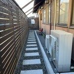 創作居酒屋 ごほうび - 奥へ進みます　右に入口