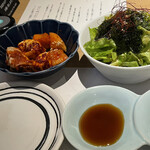 和牛焼肉じろうや 介 wagyu&sake - 前菜（キムチ、サラダ)