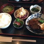 Kasiko - 週替わりで野菜多めのお昼ごはん
                        厚揚げと牛肉の煮込み
                        根菜と卵のサラダ
                        青菜の出汁正油煮
                        マグロのオイル漬け
                        美味しかった〜（≧∇≦）