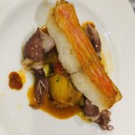 トラットリア コチネッラ - ディナーの魚、今宵は金目鯛とホタルイカ。旨味と焼き加減の妙。