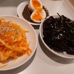 餃子のラスベガス - さきいかと人参のナムル、キクラゲの有明海苔、半熟玉子海苔