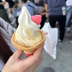 信州りんご菓子工房 BENI-BENI - 特製りんごソースかけソフトクリーム（420円）