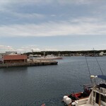 さんき - うらりマルシェの2階デッキからの眺めです。向こうに見えるのはマグロ漁船かな？