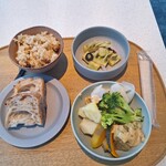 245617920 - 玄米「つきあかり」、筍と空豆のジェノベーゼ、パン「カンパーニュブレッド」、蒸し野菜