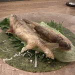 Itsuki - 天竜川の稚鮎　新茶を練り込んだクレープ　大葉　レタス　アオサ