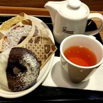 Mister Donut - 単身でファンシー３個　急過ぎる出逢い　急須の茶で流し込む　もう２ヶ月前の訪店ですから。こちらの画像を探し出すのにも、かなり時間が掛かりました…。先代の機種をセカンド機代わりにして、それで撮影してたり、