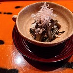 御料理 まる山 - 蕨、地物筍薄皮、美川の太もずく酢の物