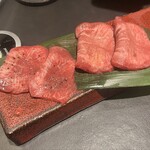 煌 焼肉 - とろ牛タン(カマルグの塩入ミックススパイス·葱たれ)