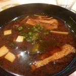 玄斎 - 豆腐と揚げと若芽、葱、なめこの赤だしアップ