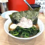 北里家 - 料理写真:特製ラーメン950円・ライス（終日無料）