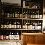 新奈 - 各地の名酒が棚に並ぶ