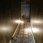 新奈 - 店内へのアプローチ