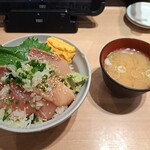 味のデパート　MARUKAMI - ブリりゅうきゅう丼味噌汁