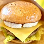 ダイコクバーガー - ビーフ１００％のダブルチーズバーガー980円