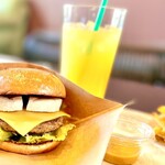 ダイコクバーガー - オレンジジュースは100%じゃなくて残念