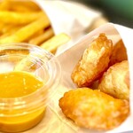 ダイコクバーガー - 330円のナゲットとマスタードソース