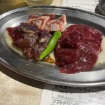 焼ジビエ 罠 一目 - 奥が蝦夷鹿、手前が日本鹿