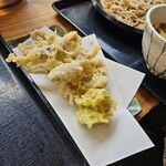 手打蕎麦いちむら - ホタルイカの天ぷら、手前は1個だけふきのとう。