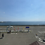 知床食堂 - カウンター席から見える海