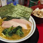 家系ラーメン 王道家直伝 との丸家 - 