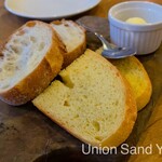 UNION SAND YARD - おかわり自由の自家製のバゲットとにんじんパン。かぼちゃバターつきです。