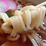 松山 力みなぎる完全無欠うどん 空太郎 - 自家製手打ちの茶色い麺になっています。